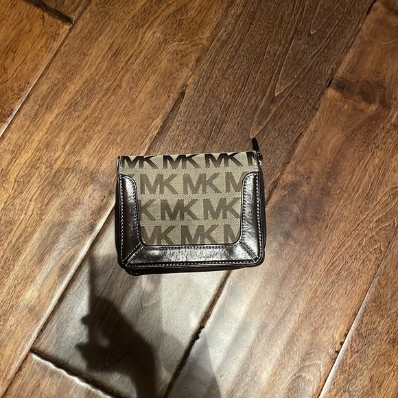 Woman’s Wallet - Picture 3 of 5